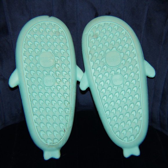 Like New Fun Shark sandals - Picture 4 of 4